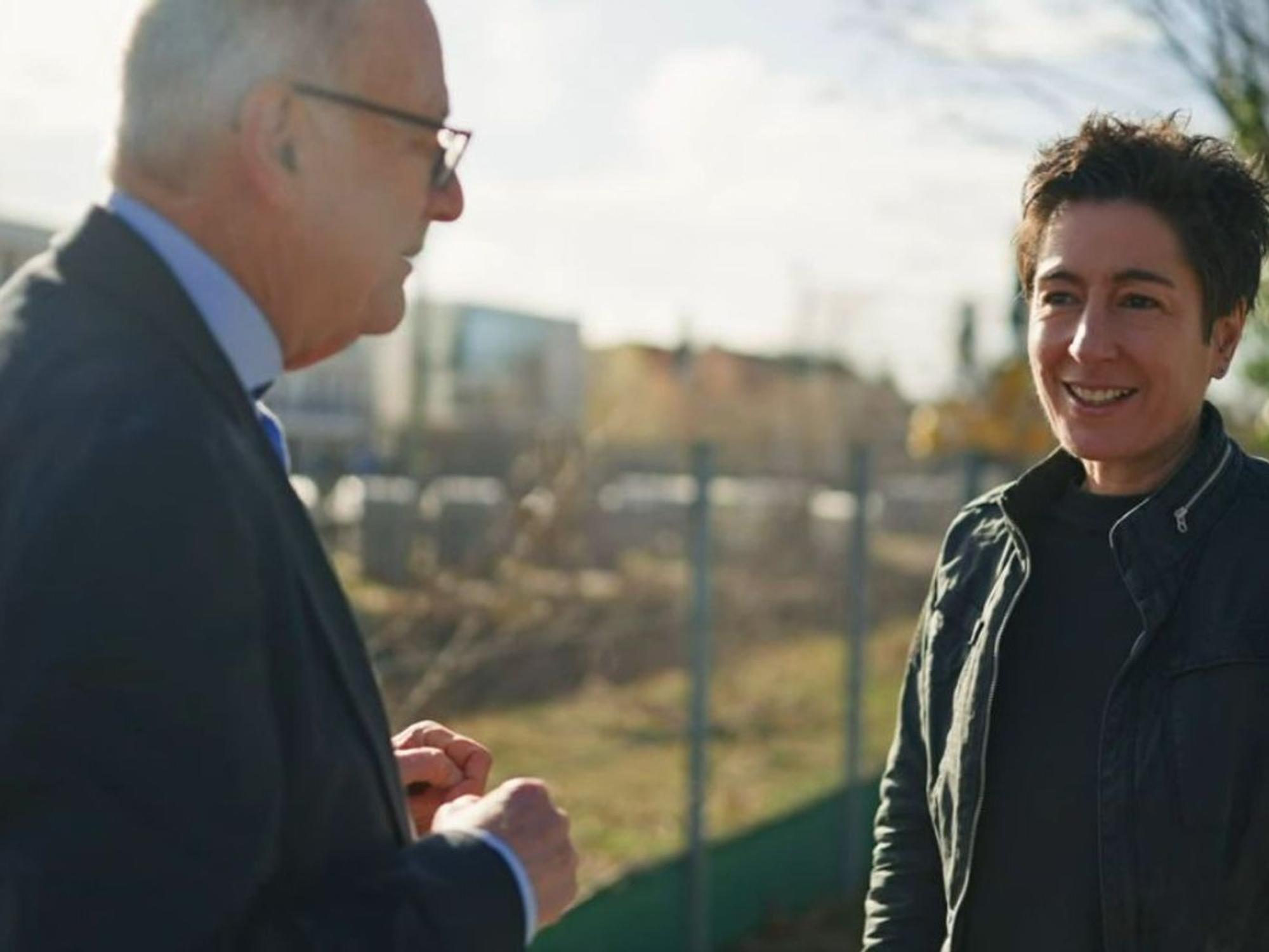 Dunja Hayali spricht in der „Am Puls“-Doku mit Deutsche-Bahn-Experte Hans Leister. (Bild: ZDF)