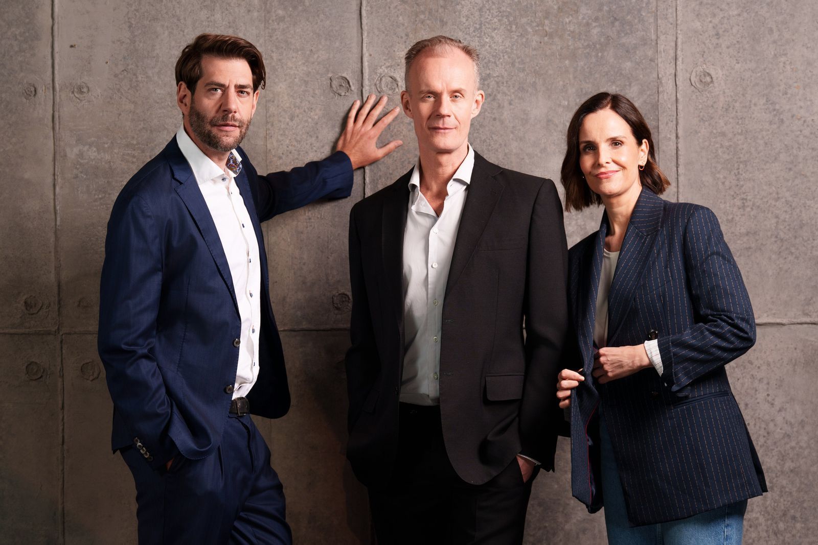 „Die Anstalt“ im ZDF wird 100 Folgen alt. Claus von Wagner (links) und Max Uthoff waren vom Beginn im Jahr 2014 an dabei. 2024 kam als dritte feste Kraft der Polit-Satire-Show Maike Kühl dazu. (Bild: ZDF/Jens Hartmann)