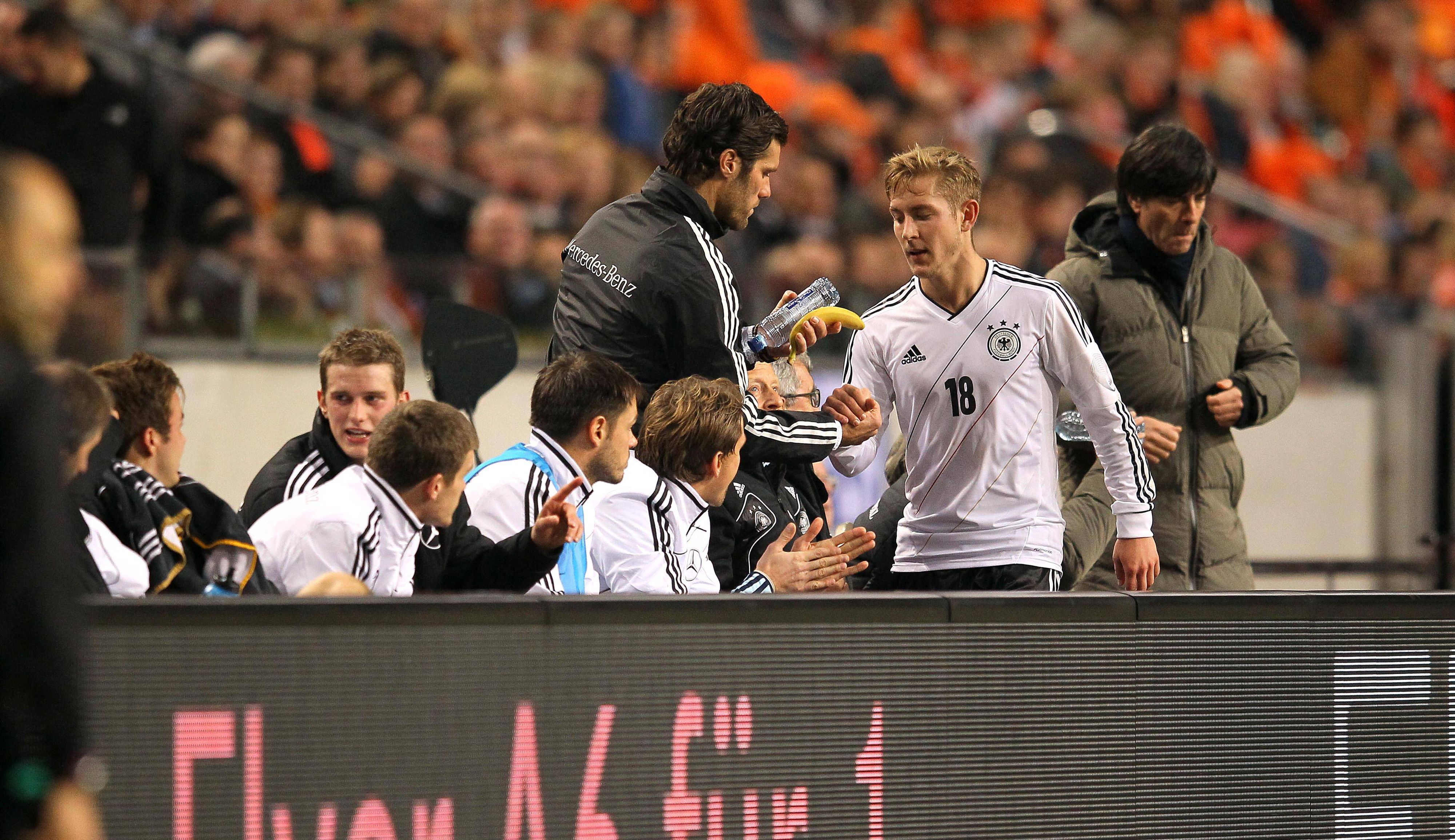 Lewis Holtby begibt sich nach seiner Auswechslung auf die Ersatzbank.