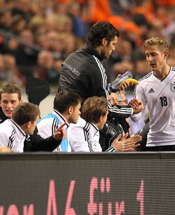 Lewis Holtby begibt sich nach seiner Auswechslung auf die Ersatzbank.