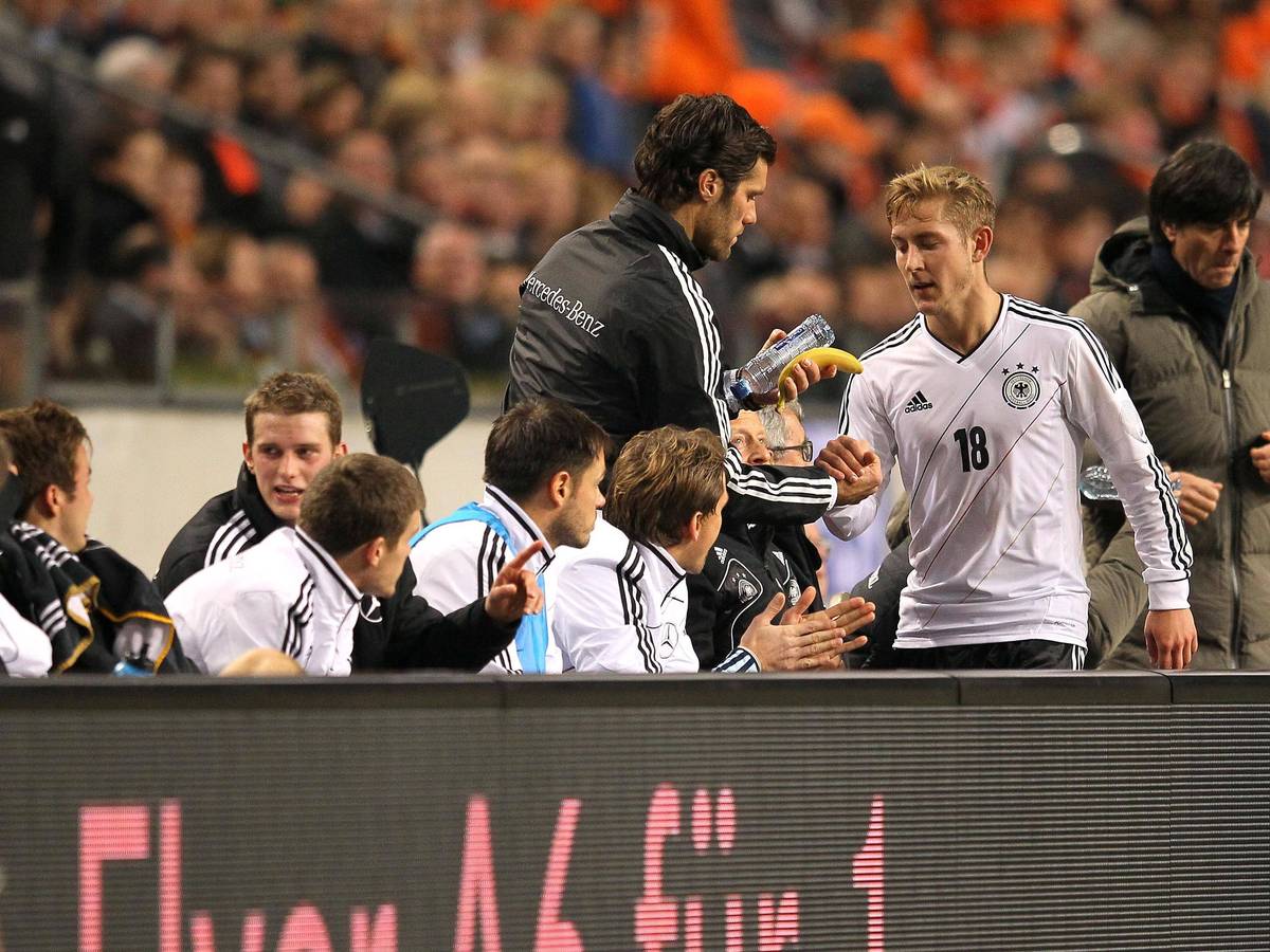 Lewis Holtby begibt sich nach seiner Auswechslung auf die Ersatzbank.