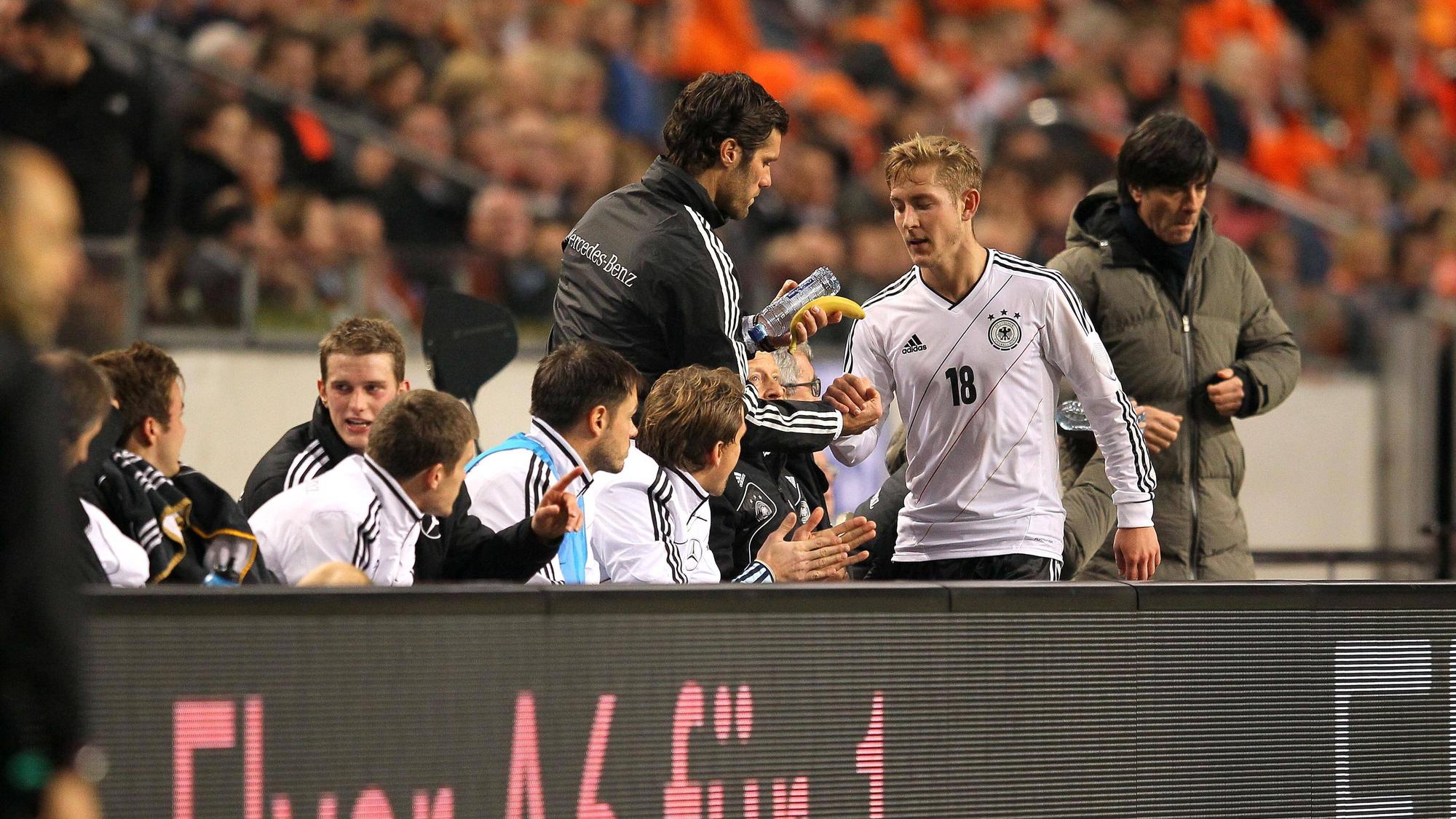 Lewis Holtby begibt sich nach seiner Auswechslung auf die Ersatzbank.