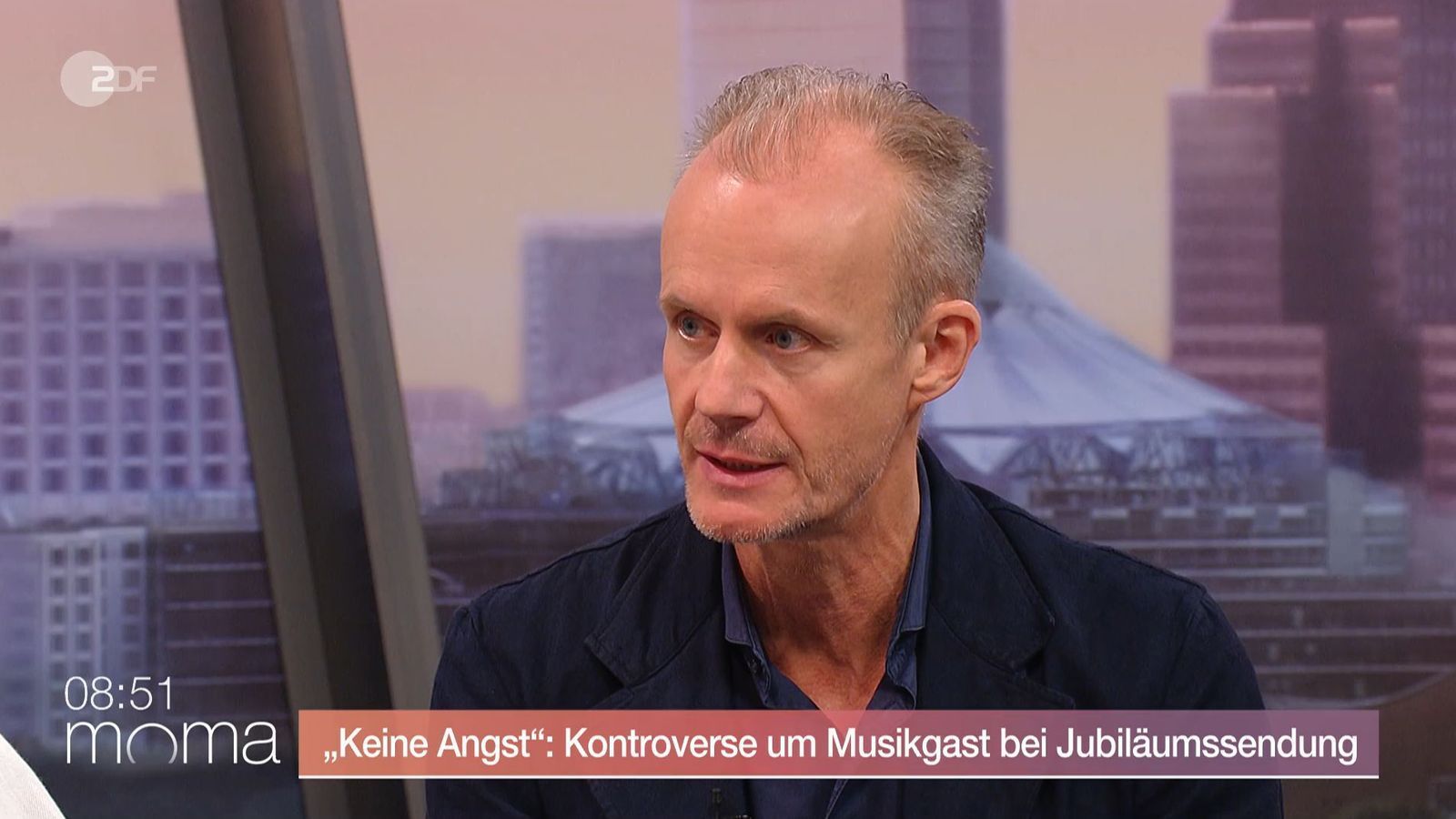 Max Uthoff hat im ZDF-Moma über die Kontroverse rund um „Die Anstalt“ gesprochen. (Bild: ZDF)