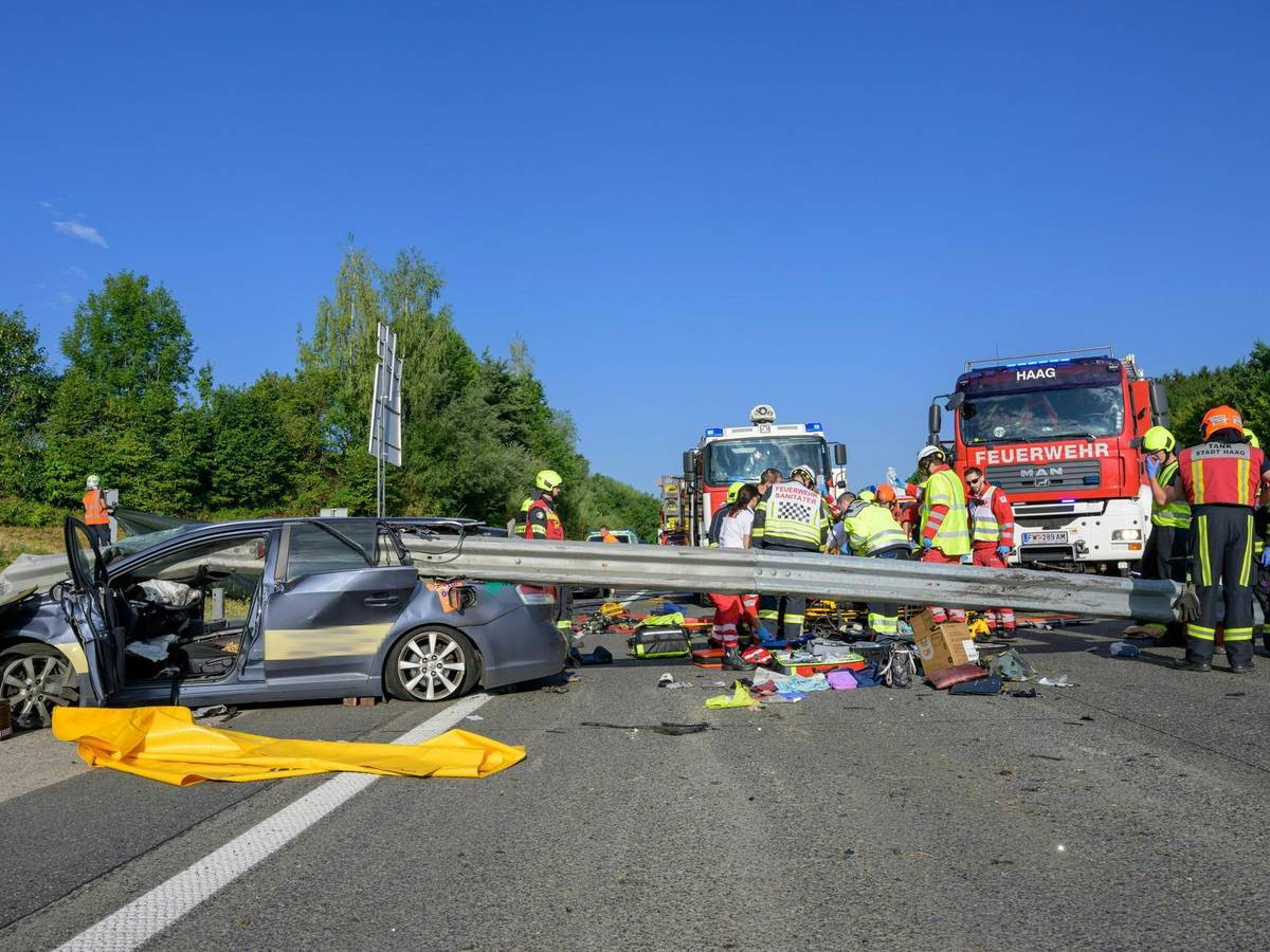 Ein Bild des Grauens: Zwei Männer starben in diesem Wrack, nun erlag auch eine Frau ihren schweren Verletzungen.