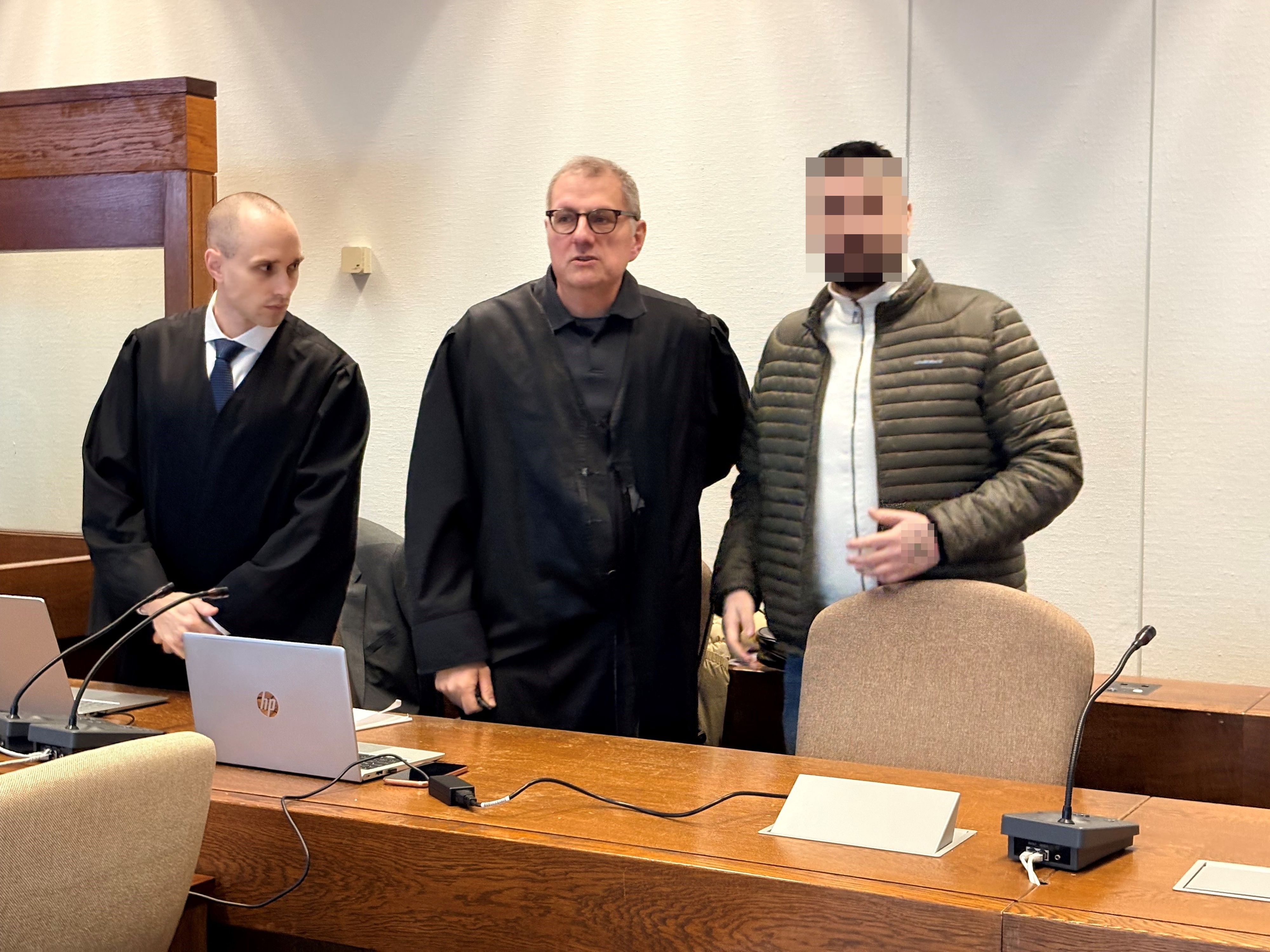 Der Angeklagte Onur G. (38) mit seinen Verteidigern Carsten Rubarth und Fin Keith Habermannim beim Prozess im Landgericht Köln