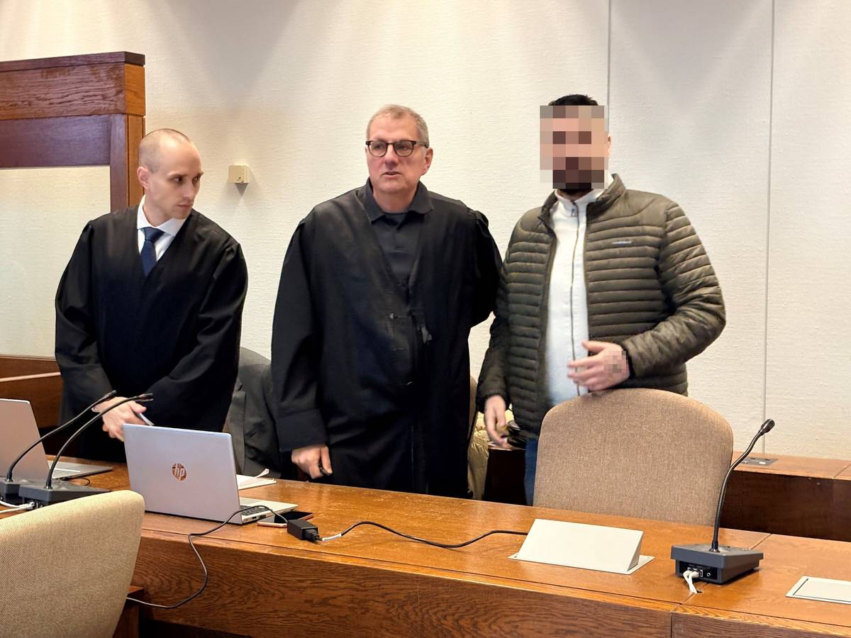 Der Angeklagte Onur G. (38) mit seinen Verteidigern Carsten Rubarth und Fin Keith Habermannim beim Prozess im Landgericht Köln
