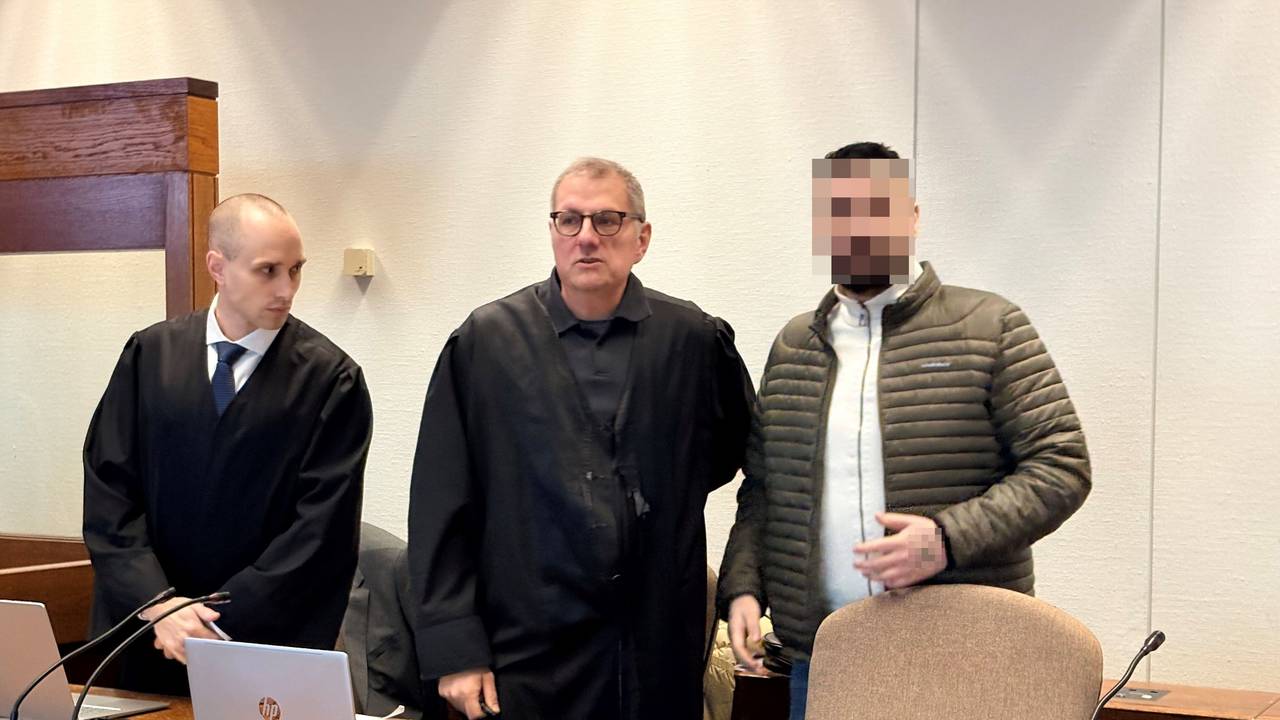 Der Angeklagte Onur G. (38) mit seinen Verteidigern Carsten Rubarth und Fin Keith Habermannim beim Prozess im Landgericht Köln