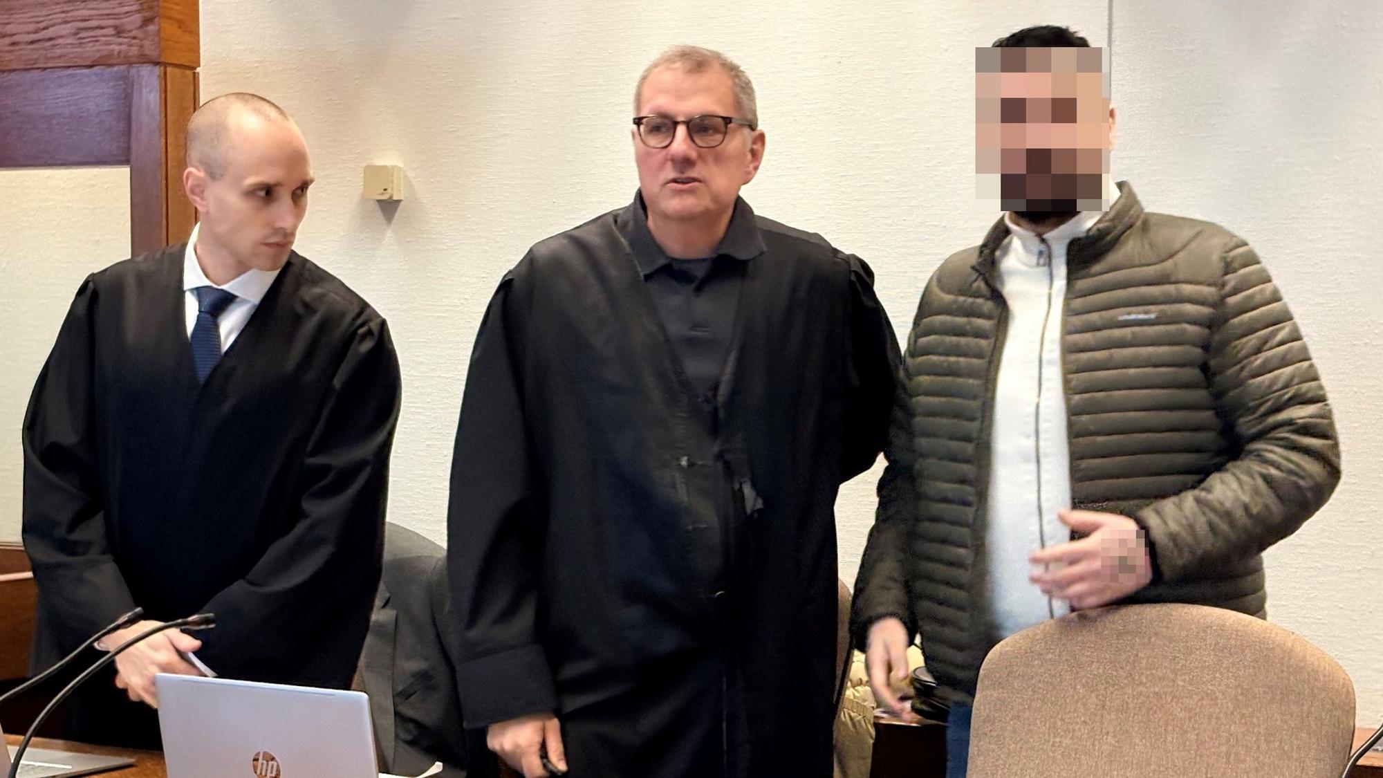Der Angeklagte Onur G. (38) mit seinen Verteidigern Carsten Rubarth und Fin Keith Habermannim beim Prozess im Landgericht Köln