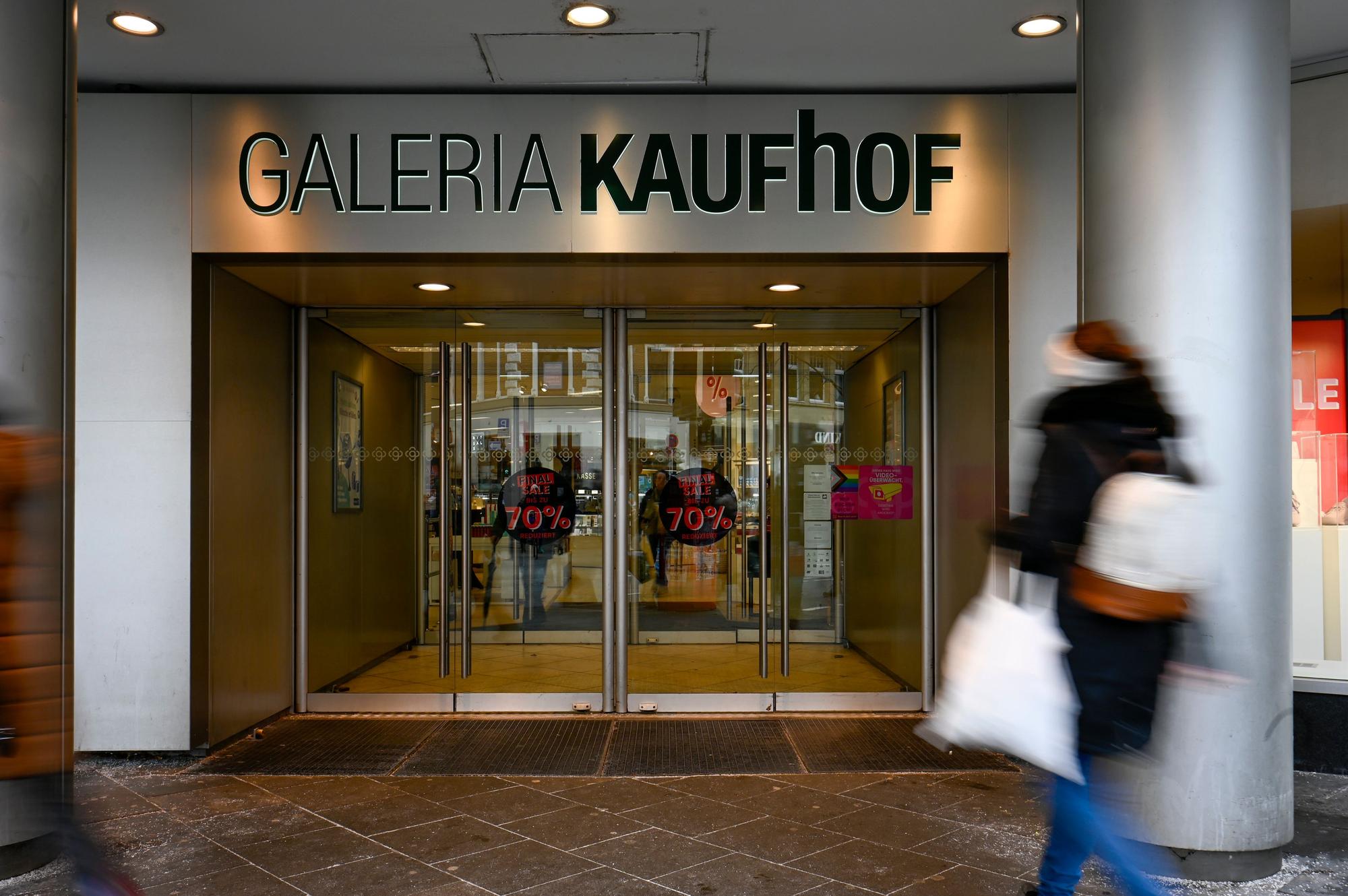 Das Warenhaus Galeria Köln-Nippes an der Neusser Straße steht ebenso wie die Häuser auf der Breite Straße und Hohe Straße auf der Liste. (Archivfoto)