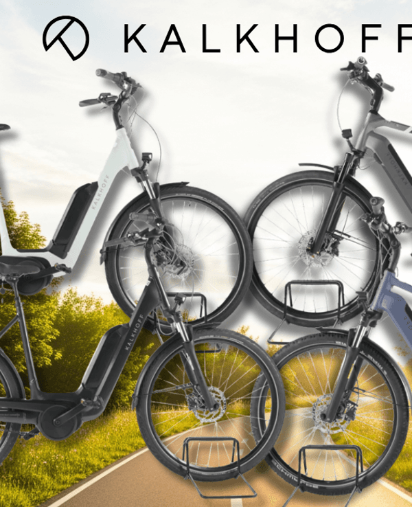 4 unterschiedliche E-Bikes von Kalkhoff vor einem Fahrradweg.