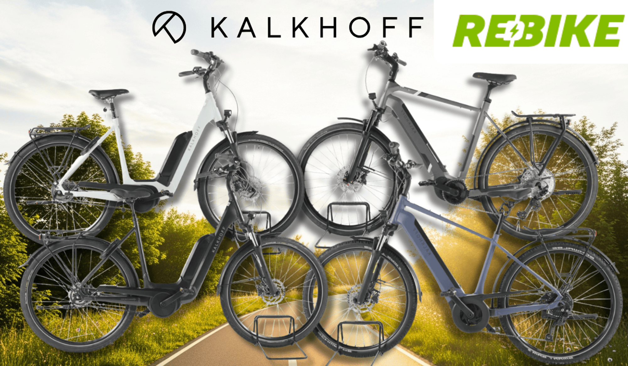 4 unterschiedliche E-Bikes von Kalkhoff vor einem Fahrradweg.