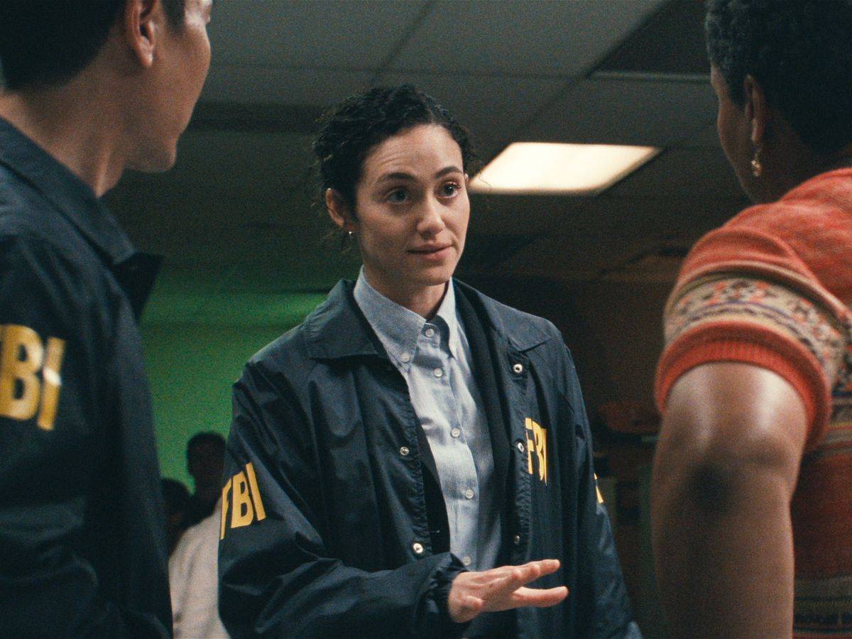 Alice Black (Emmy Rossum, Mitte) wird von einem alten Kollegen gebeten, bei den Ermittlungen zu einem Mordfall zu helfen. Schnell verdächtigt sie eine mysteriöse Frau. (Bild: 2026 Disney. All rights reserved.)
