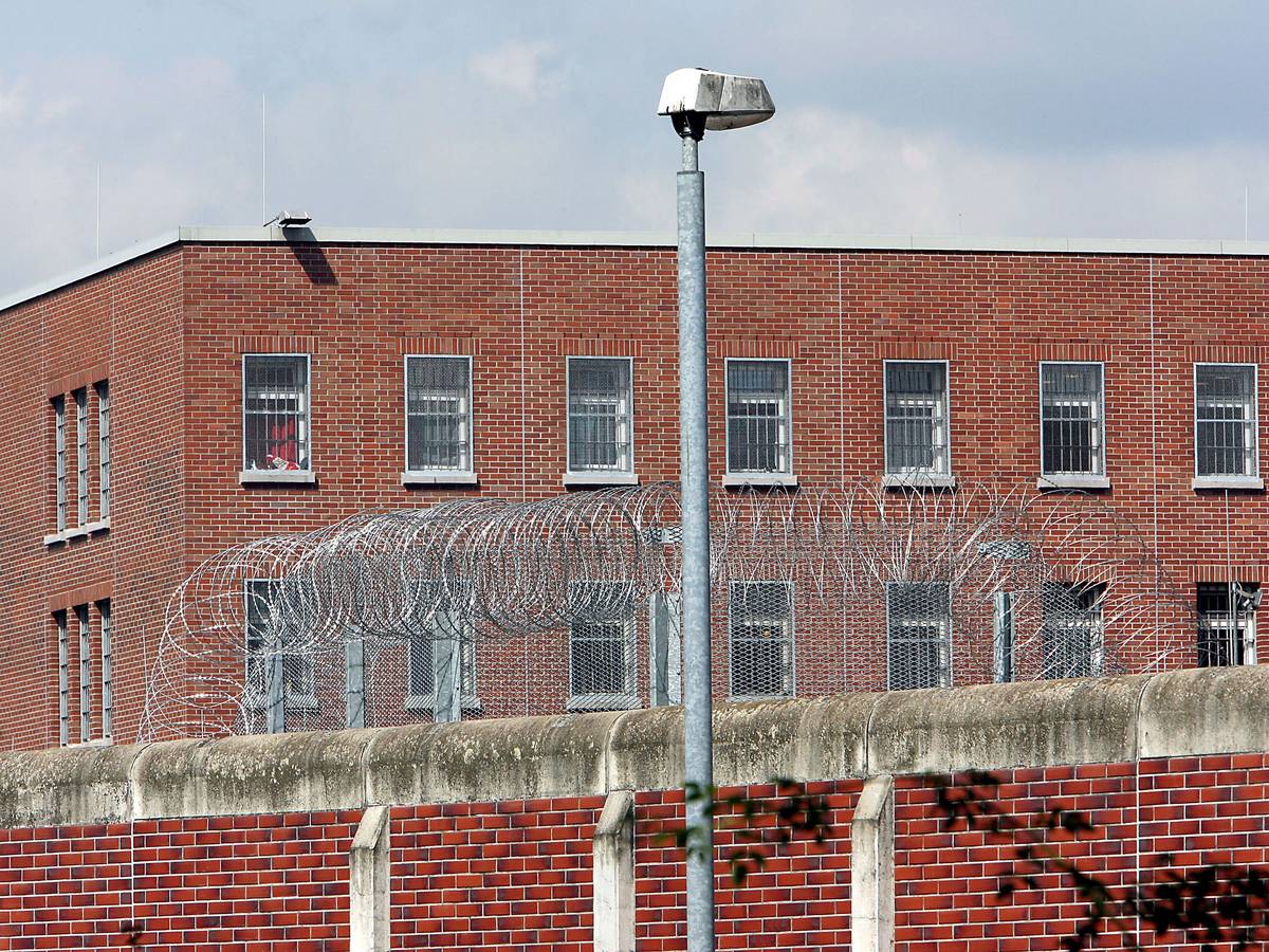 Ein Trakt der Justizvollzugsanstalt Siegburg ist mit Stacheldraht umgeben.