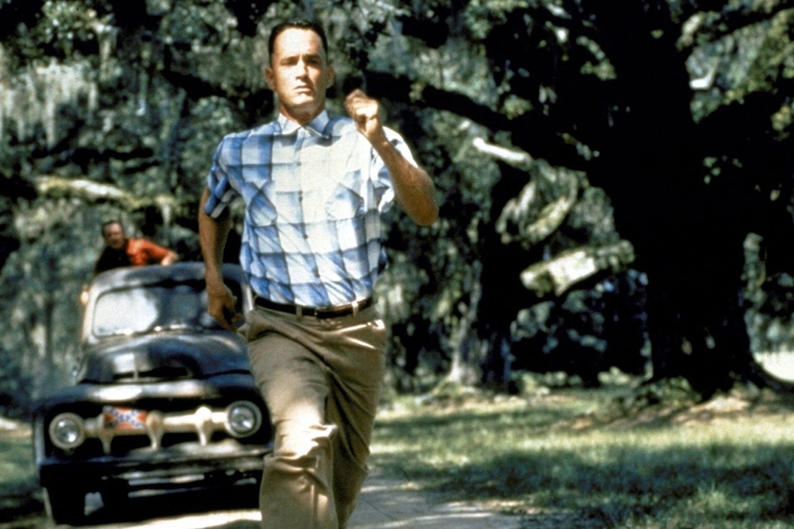 Forrest (Tom Hanks) läuft schneller als seine Verfolger. (Bild: Paramount Pictures)