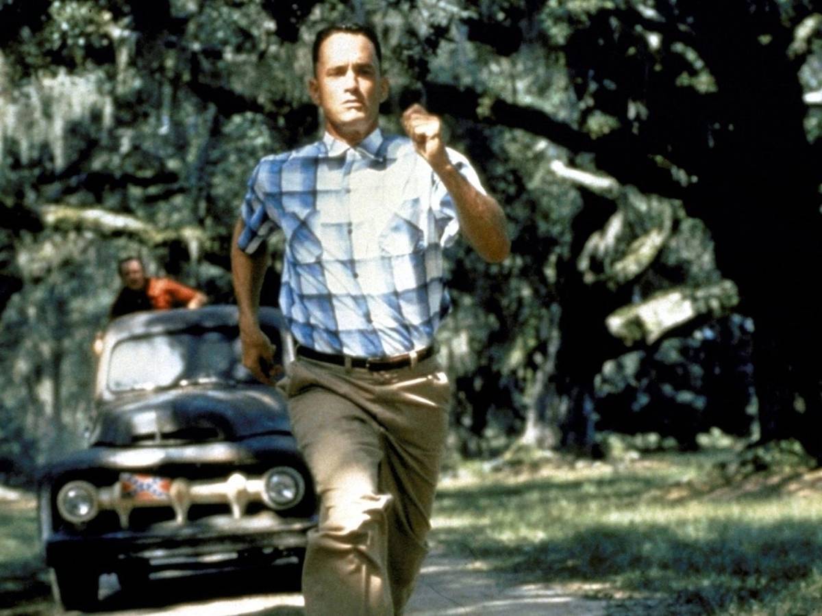 Forrest (Tom Hanks) läuft schneller als seine Verfolger. (Bild: Paramount Pictures)