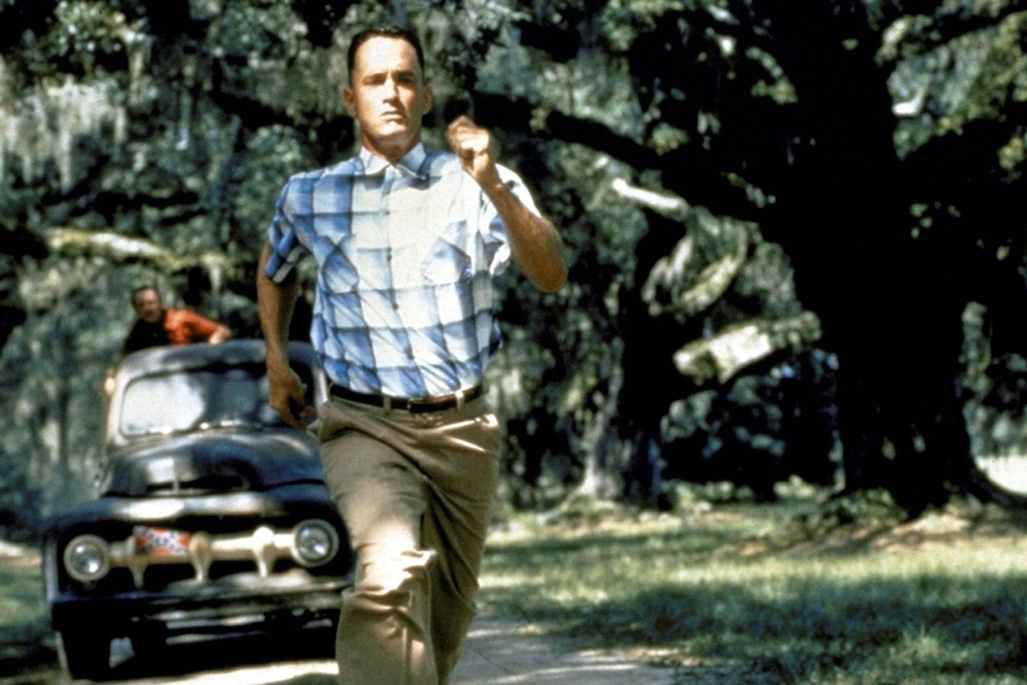 Forrest (Tom Hanks) läuft schneller als seine Verfolger. (Bild: Paramount Pictures)