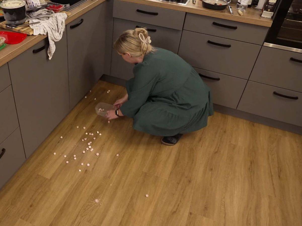 Die crunchige Baiser-Deko landet heute nicht auf dem Dessert, sondern auf dem Boden. (Bild: RTL)