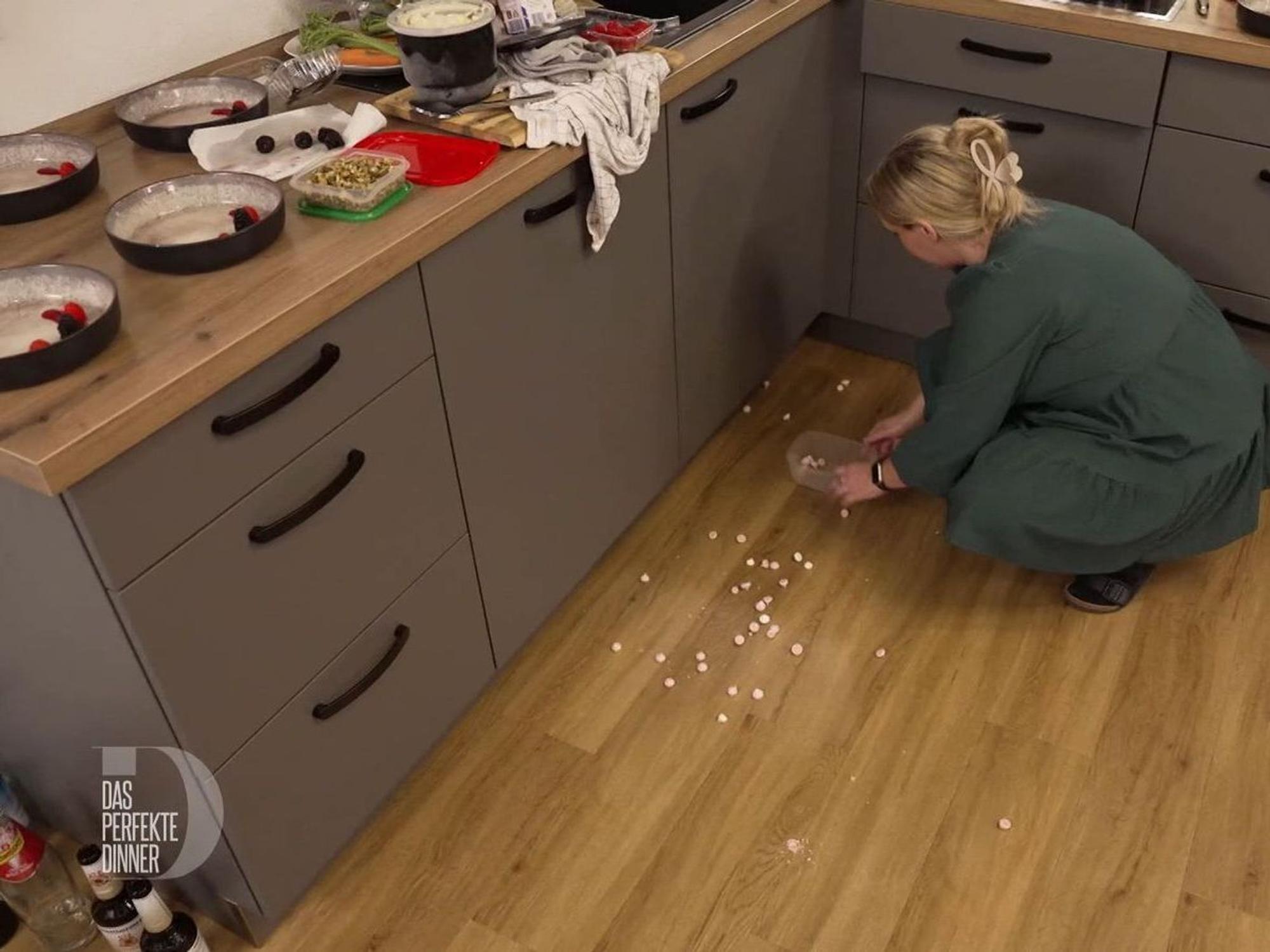 Die crunchige Baiser-Deko landet heute nicht auf dem Dessert, sondern auf dem Boden. (Bild: RTL)