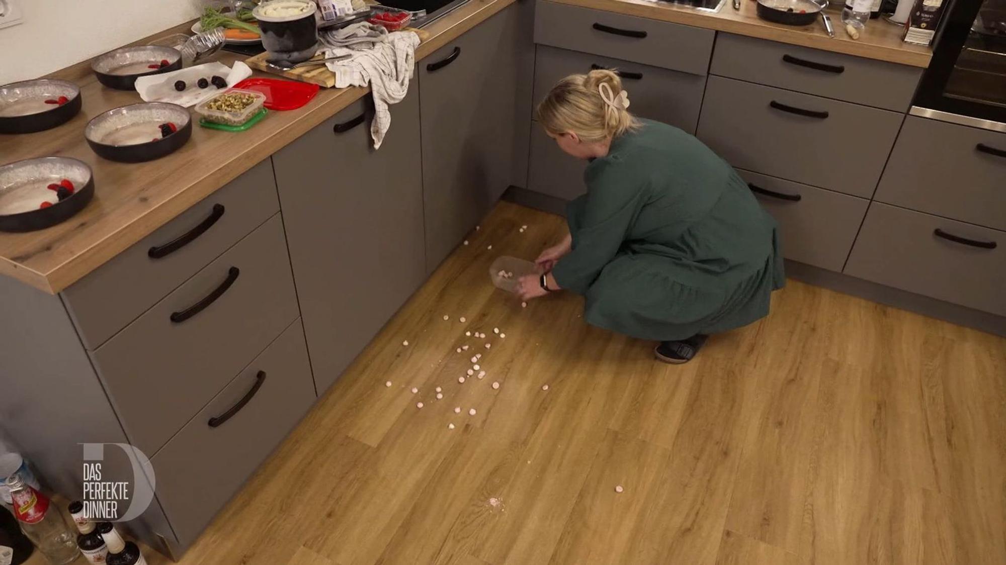 Die crunchige Baiser-Deko landet heute nicht auf dem Dessert, sondern auf dem Boden.
(Bild: RTL)