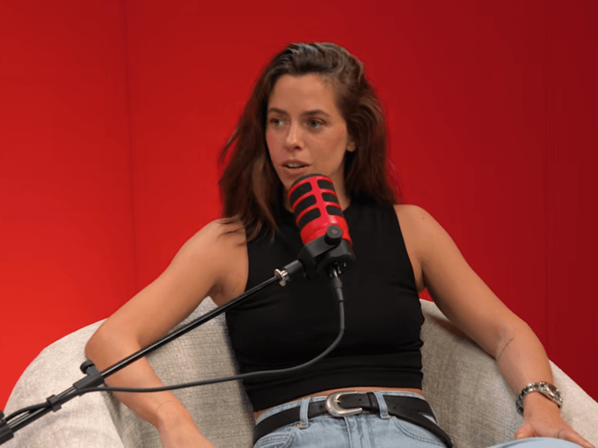 Vanessa Mai mit Mikro.