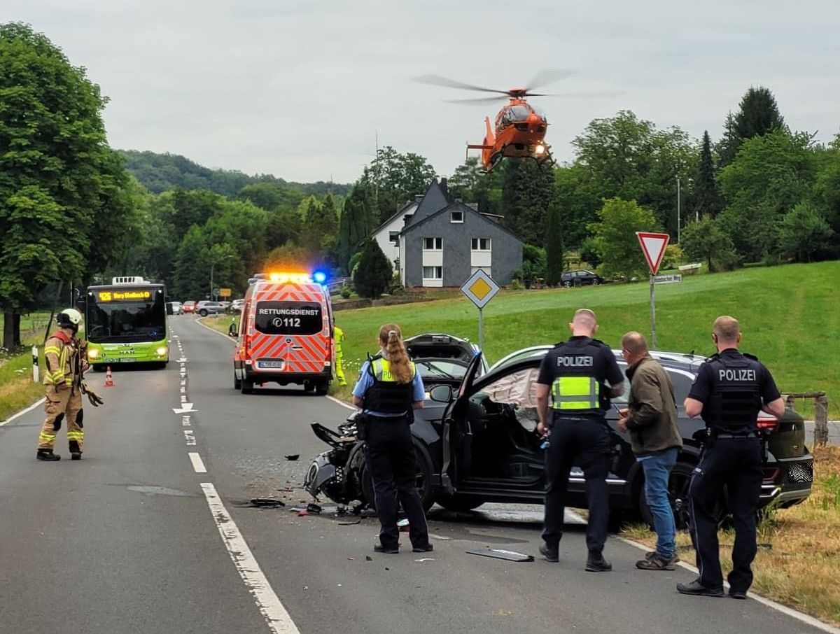 Bei einem Unfall in Bergisch Gladbach wurde eine Frau in ihrem Auto eingeklemmt.