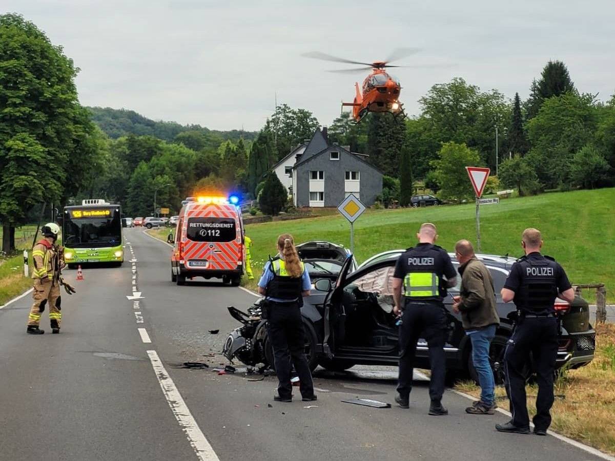 Bei einem Unfall in Bergisch Gladbach wurde eine Frau in ihrem Auto eingeklemmt.