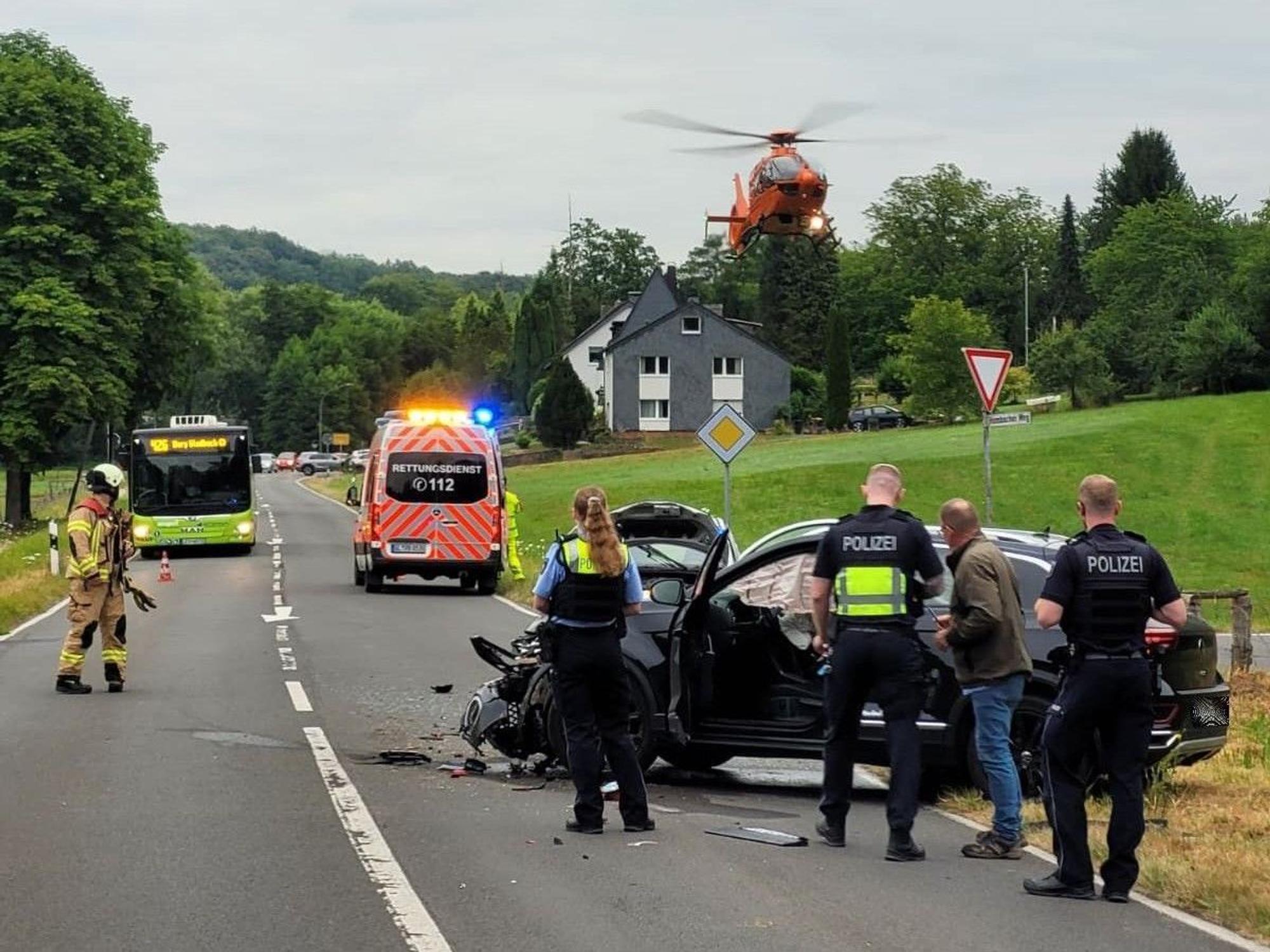 Bei einem Unfall in Bergisch Gladbach wurde eine Frau in ihrem Auto eingeklemmt.