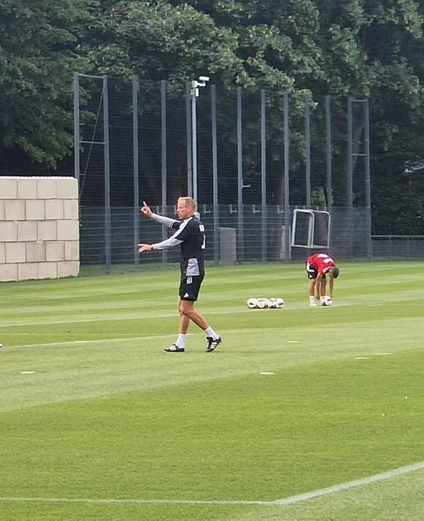 FC-Co-Trainer Kevin McKenna trainierte mit den FC-Profis am Mittwoch das Verteidigen von Standardsituationen.