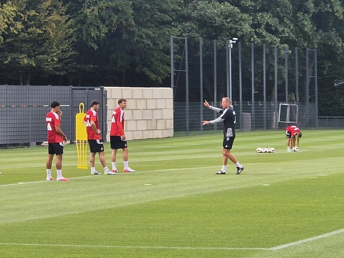 FC-Co-Trainer Kevin McKenna trainierte mit den FC-Profis am Mittwoch das Verteidigen von Standardsituationen.