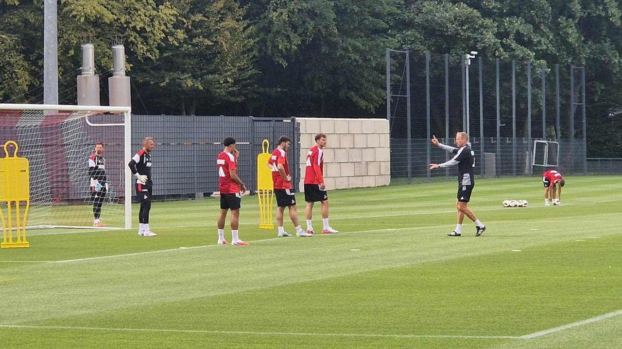 FC-Co-Trainer Kevin McKenna trainierte mit den FC-Profis am Mittwoch das Verteidigen von Standardsituationen.