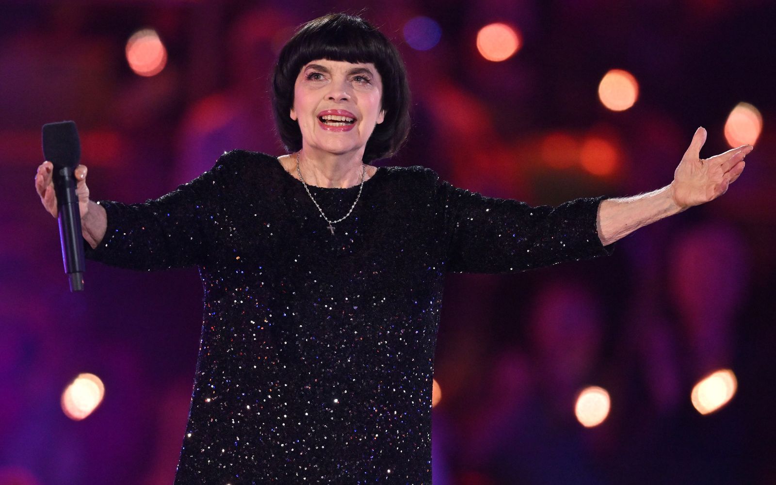 Mireille Mathieu geht noch einmal für zwölf Konzerte in Deutschland auf die Bühne. Der Titel ihrer Tournee lautet „Goodbye My Love Goodbye“. (Bild: 2026 Getty Images/Kerstin Joensson)