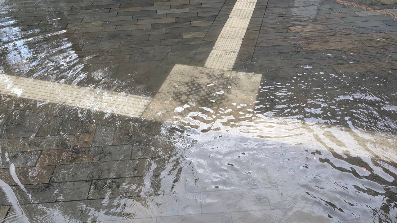 Wenn es stark regnet, steht auf dem neu umgestalteten Albertus-Magnus-Platz eine große Pfütze.