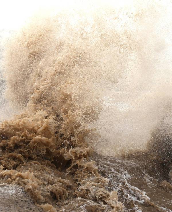 Riesige Wellen brechen sich vor dem Taifun „Bavi“ an der Küste von Wenling in der ostchinesischen Provinz Zhejiang.