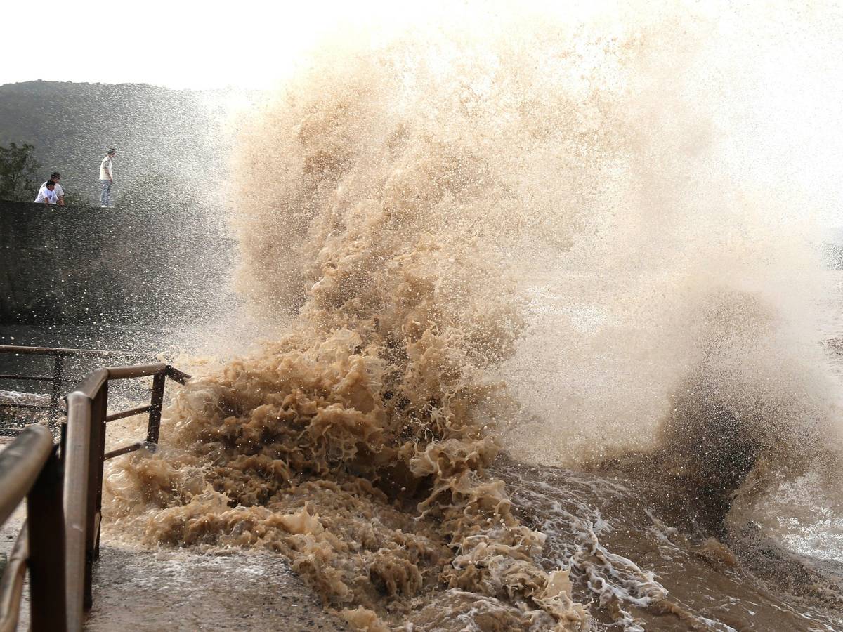 Riesige Wellen brechen sich vor dem Taifun „Bavi“ an der Küste von Wenling in der ostchinesischen Provinz Zhejiang.