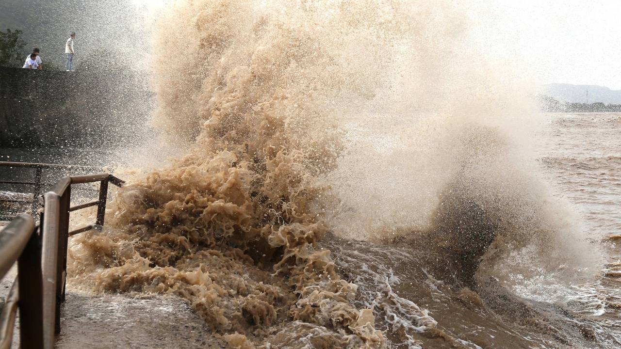 Riesige Wellen brechen sich vor dem Taifun „Bavi“ an der Küste von Wenling in der ostchinesischen Provinz Zhejiang.