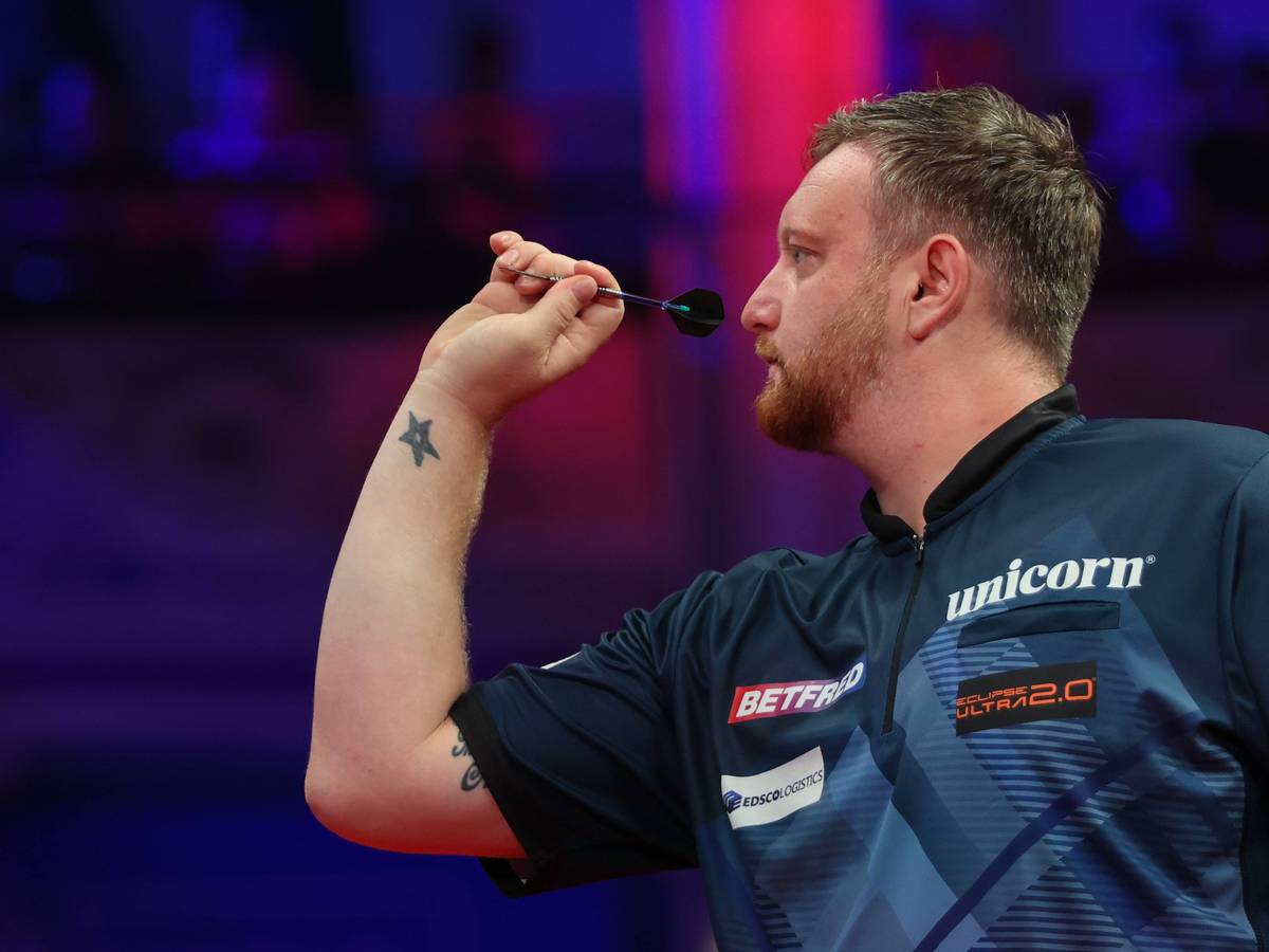 Cameron Menzies wirft einen Pfeil.