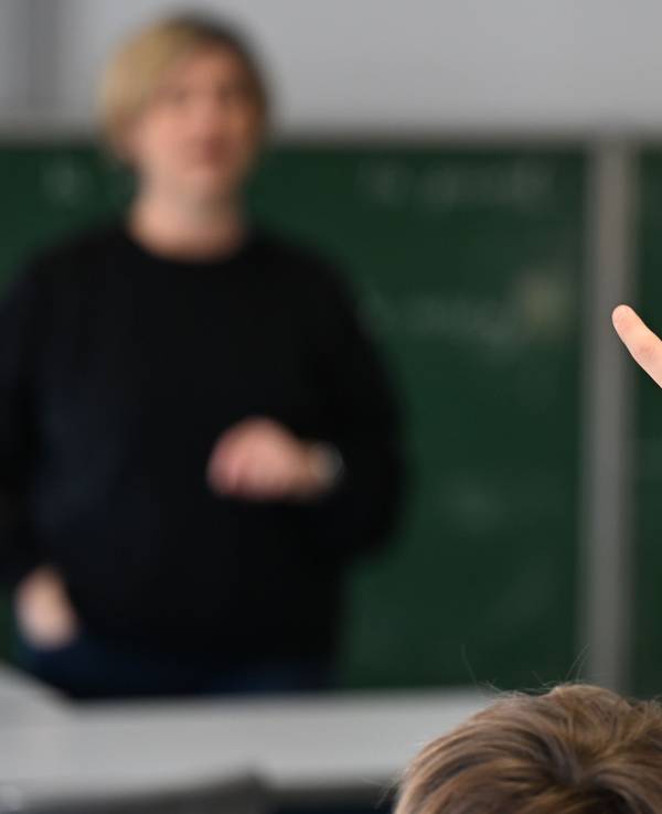 Eine seit fast 17 Jahren krankgeschriebene Lehrerin will nicht in den Ruhestand gehen (Symbolbild).