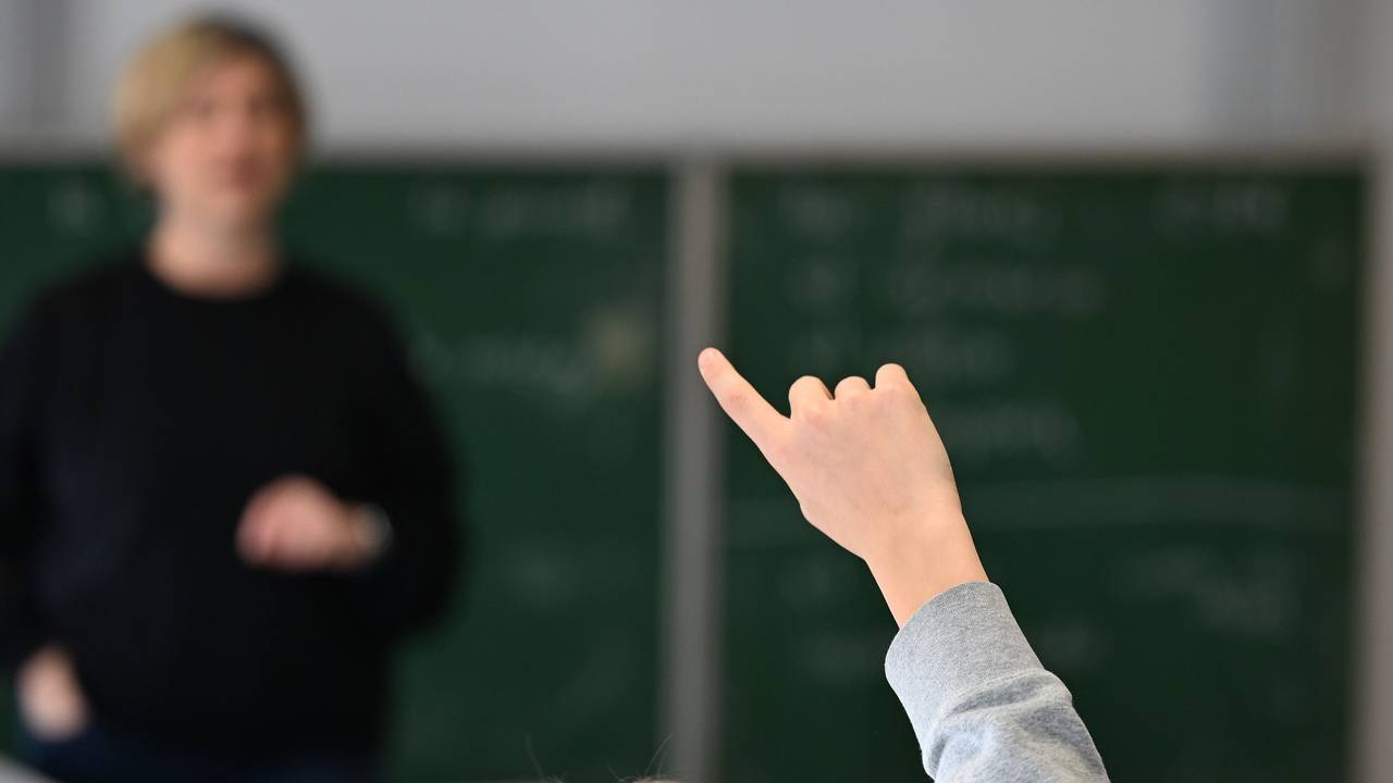Eine seit fast 17 Jahren krankgeschriebene Lehrerin will nicht in den Ruhestand gehen (Symbolbild).
