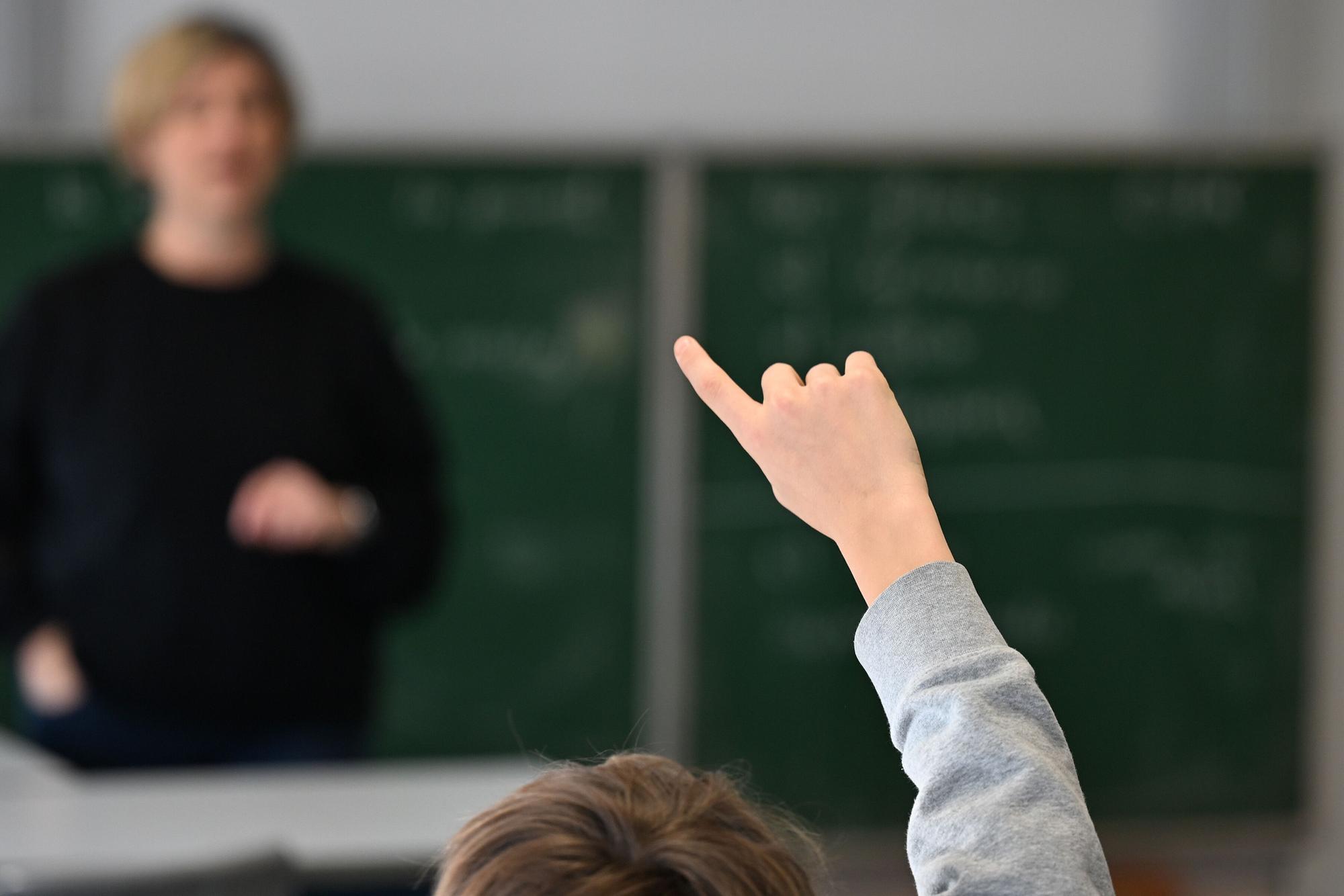 Eine seit fast 17 Jahren krankgeschriebene Lehrerin will nicht in den Ruhestand gehen (Symbolbild).
