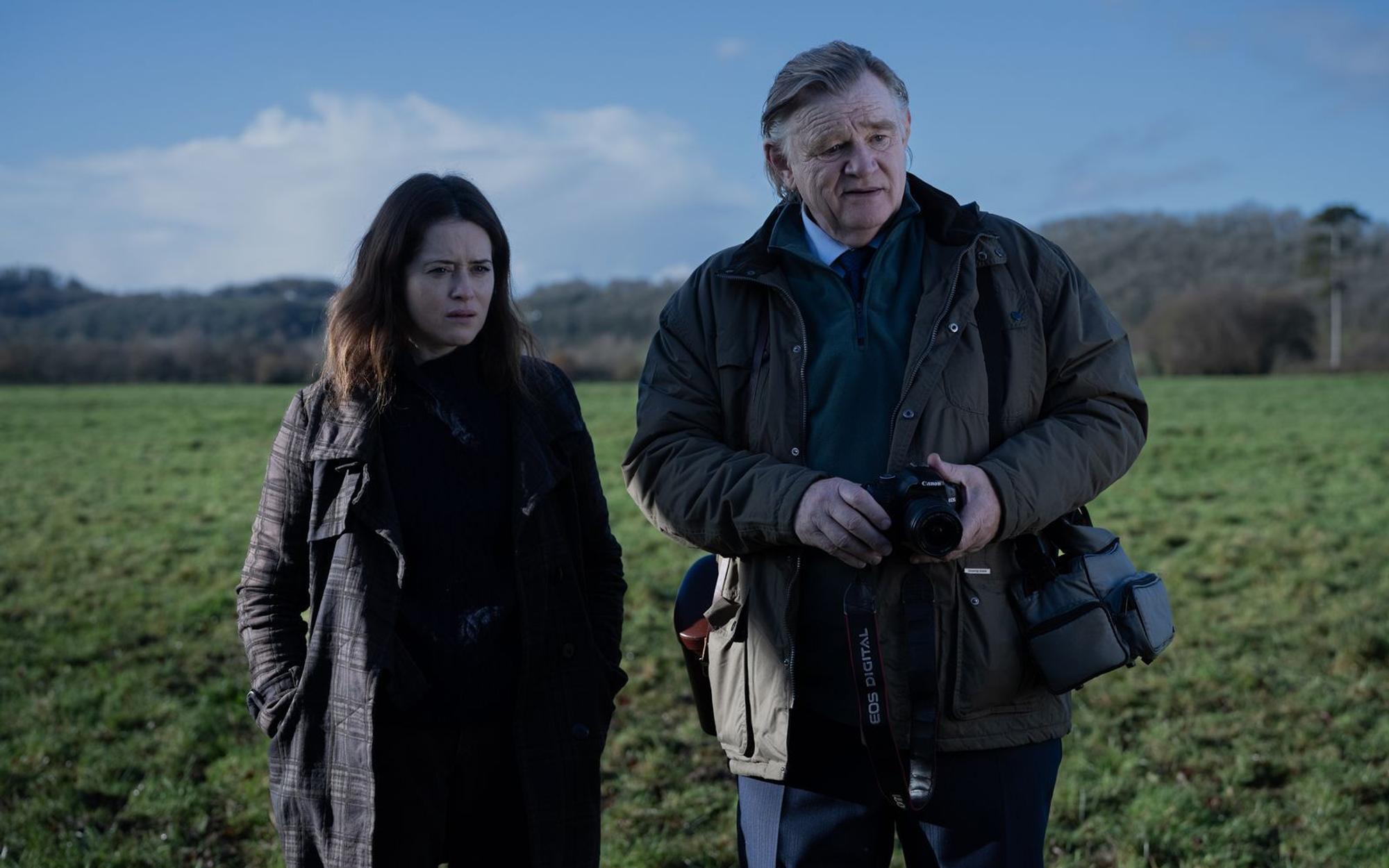 Helen (Claire Foy) und ihren Vater Alisdair (Brendan Gleeson) verbindet die Liebe zur Natur. (Bild: DCM/2025 Protagonist Hawk Limited, Saturnia Llc And Channel Four Television Corporation. All Rights Reserved)