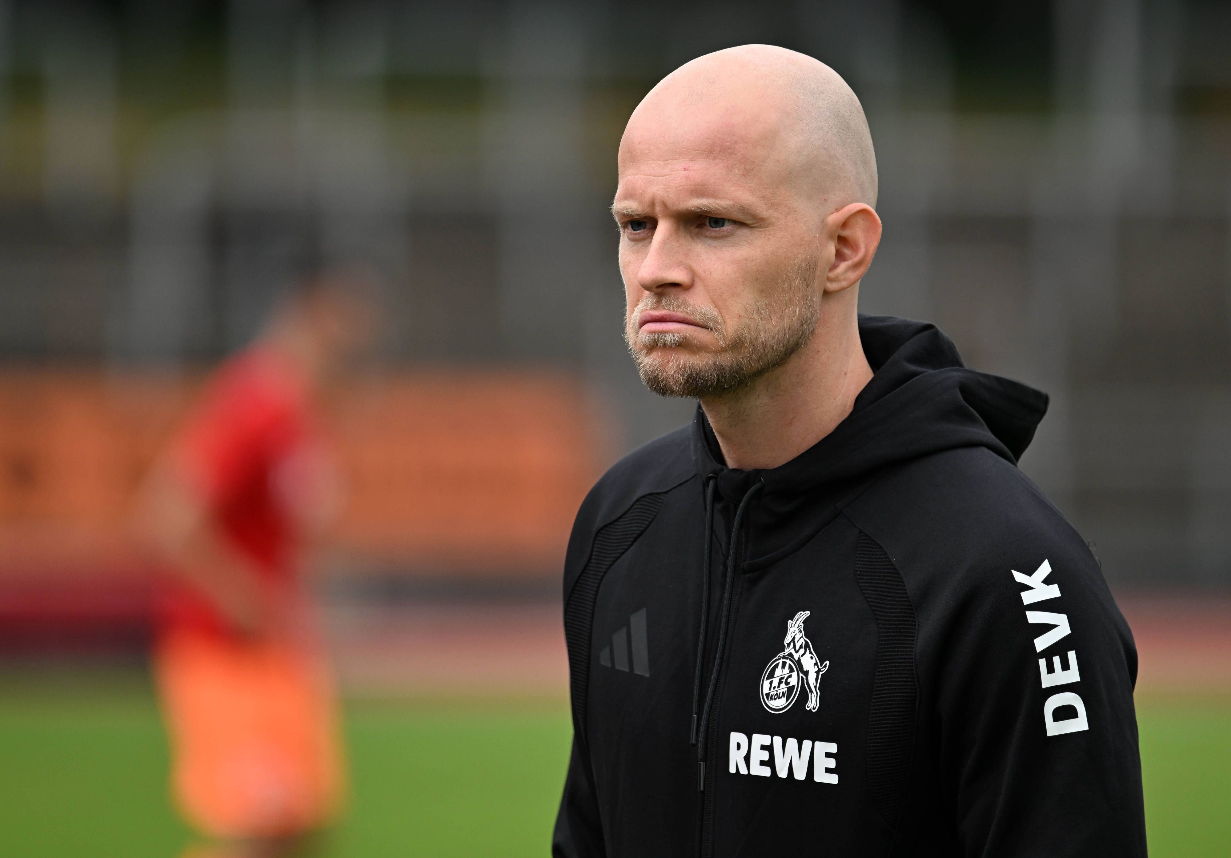 FC-Trainer René Wagner schaut ernst.