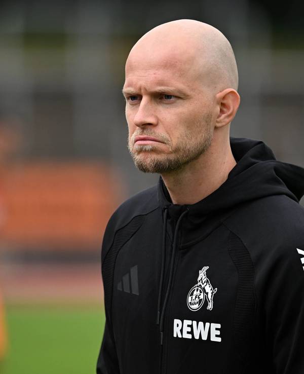 FC-Trainer René Wagner schaut ernst.