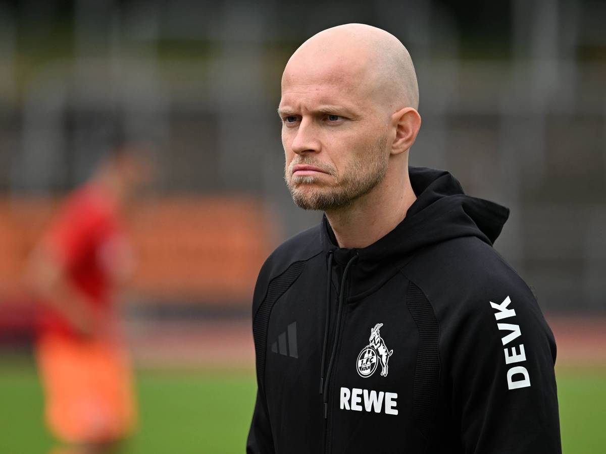 FC-Trainer René Wagner schaut ernst.
