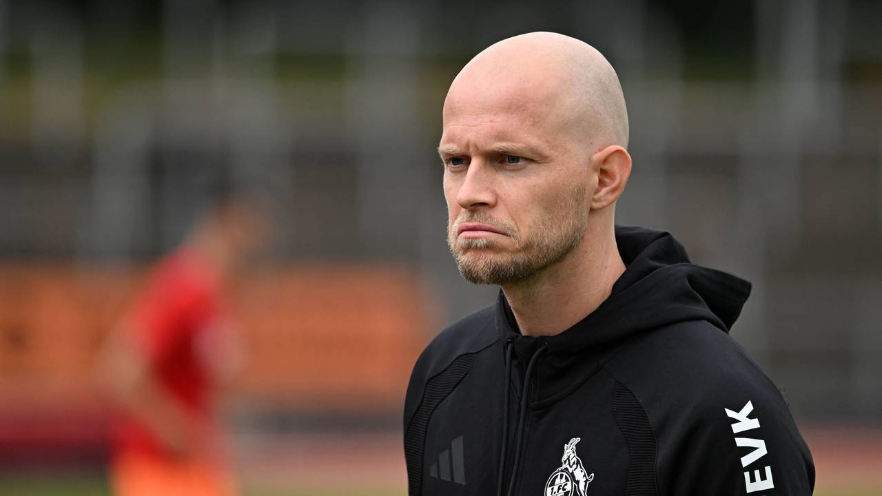 FC-Trainer René Wagner schaut ernst.