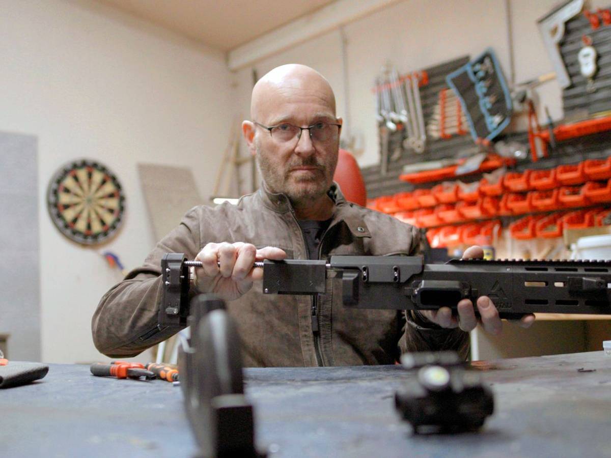 Jörg Sprave ist Waffenexperte und Waffenhändler. Er besitzt eine entsprechende Lizenz und hat in seiner Werkstatt Schusswaffen mit dem 3D-Drucker zu Testzwecken nachgebaut. (Bild: WDR/Norbert Lübbers)