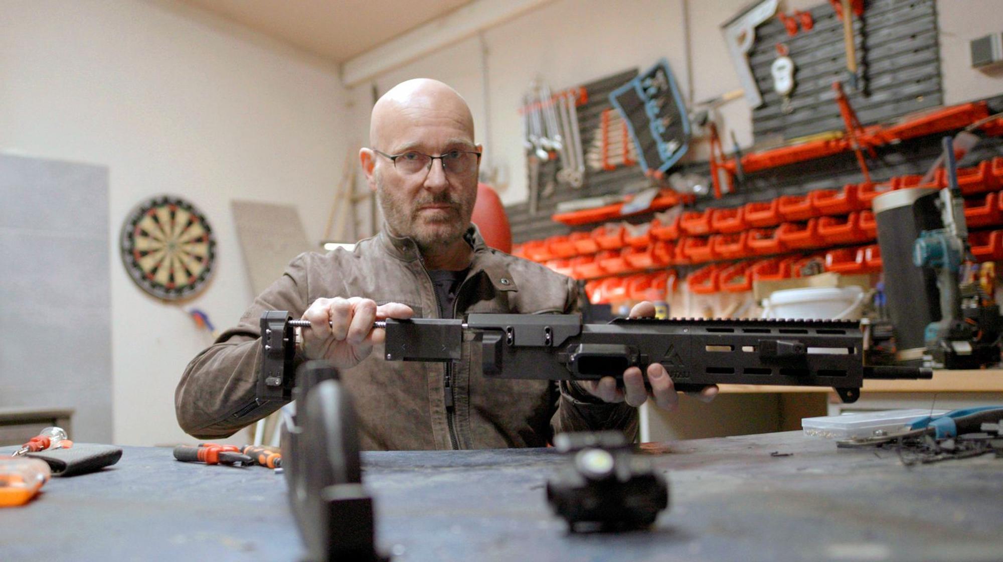 Jörg Sprave ist Waffenexperte und Waffenhändler. Er besitzt eine entsprechende Lizenz und hat in seiner Werkstatt Schusswaffen mit dem 3D-Drucker zu Testzwecken nachgebaut. (Bild: WDR/Norbert Lübbers)