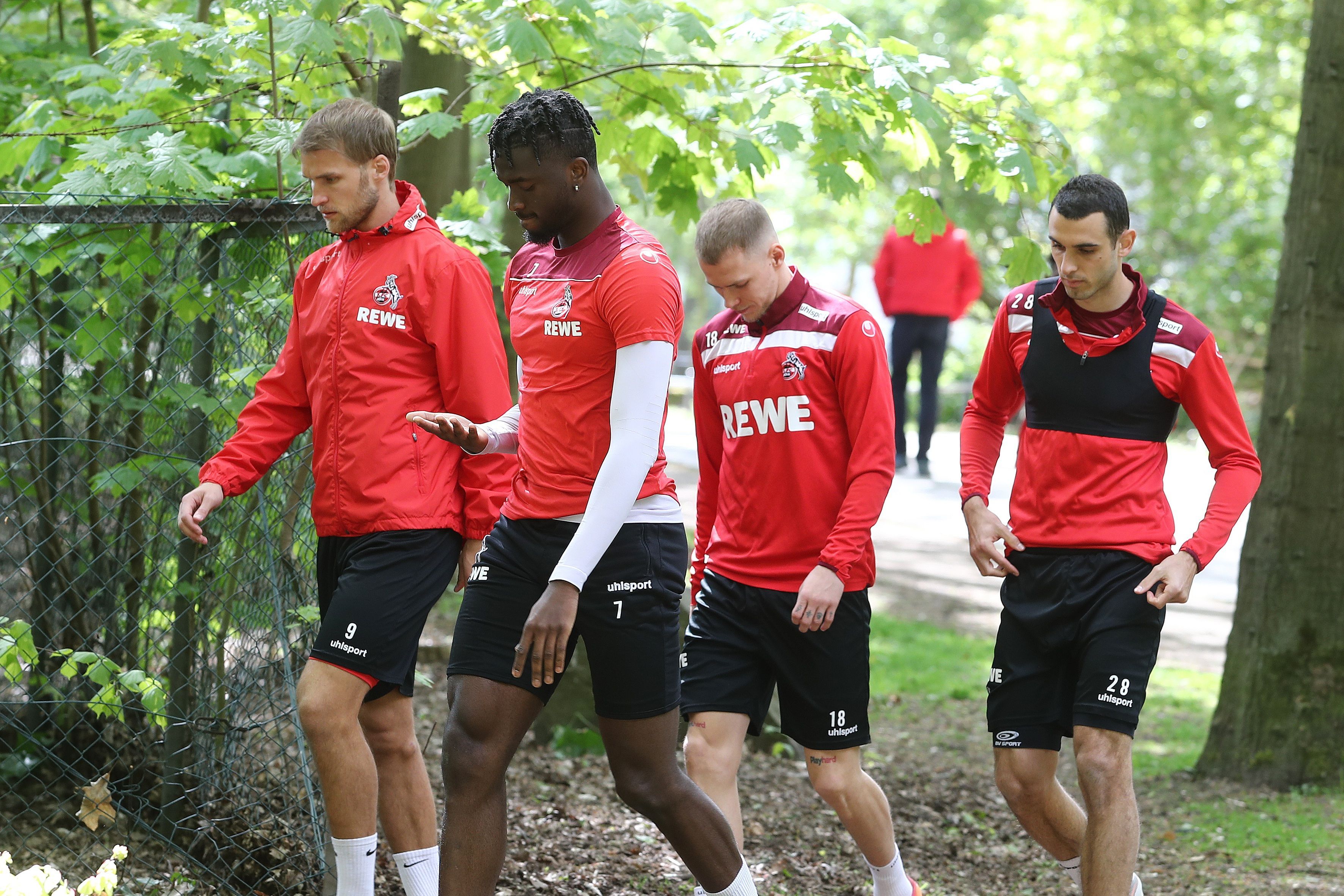 Tolu Arokodare (2.v.l.) kommt mit Sebastian Andersson (l.), Ondrej Duda und Ellyes Skhiri zum Training.