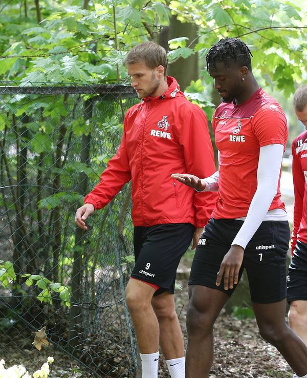 Tolu Arokodare (2.v.l.) kommt mit Sebastian Andersson (l.), Ondrej Duda und Ellyes Skhiri zum Training.