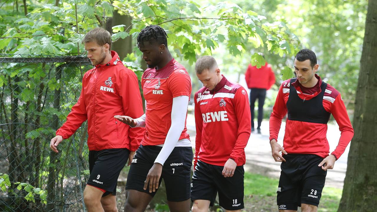 Tolu Arokodare (2.v.l.) kommt mit Sebastian Andersson (l.), Ondrej Duda und Ellyes Skhiri zum Training.