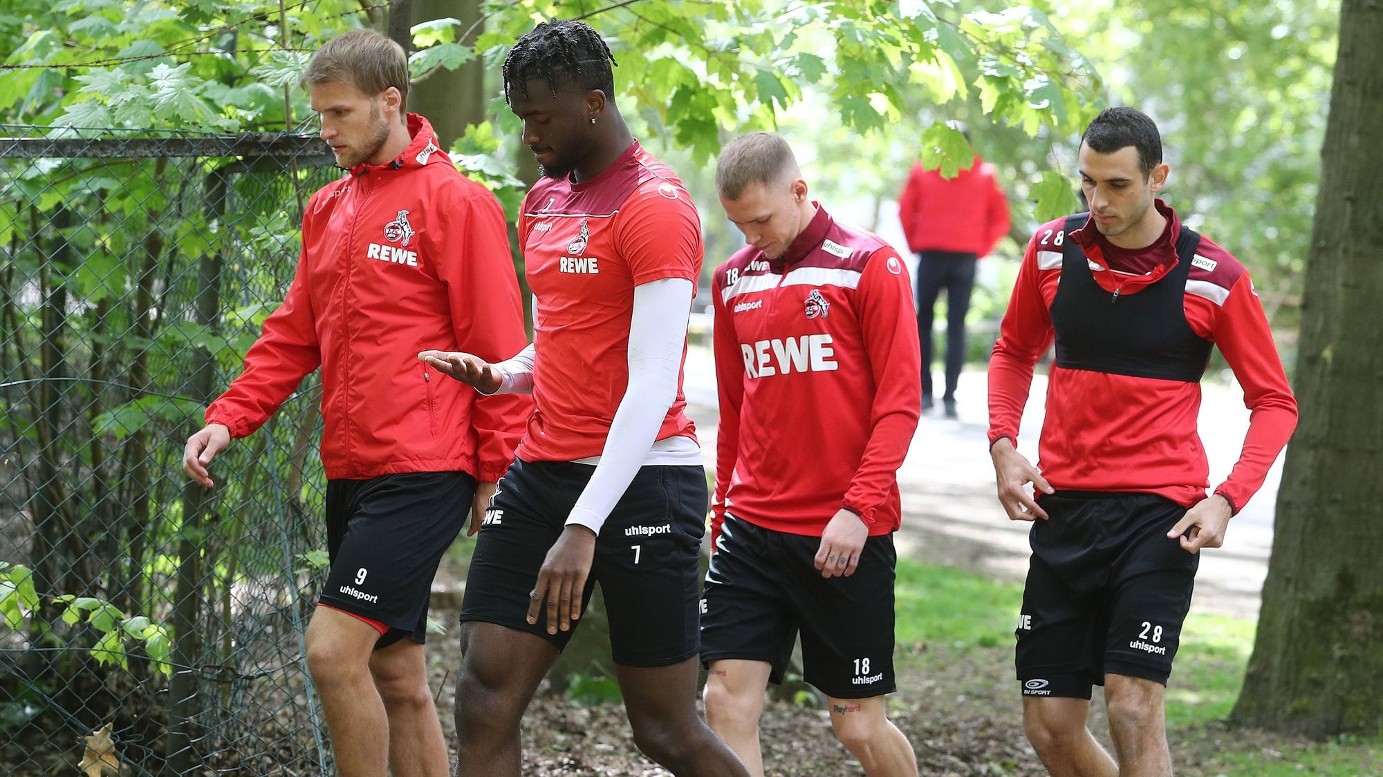 Tolu Arokodare (2.v.l.) kommt mit Sebastian Andersson (l.), Ondrej Duda und Ellyes Skhiri zum Training.